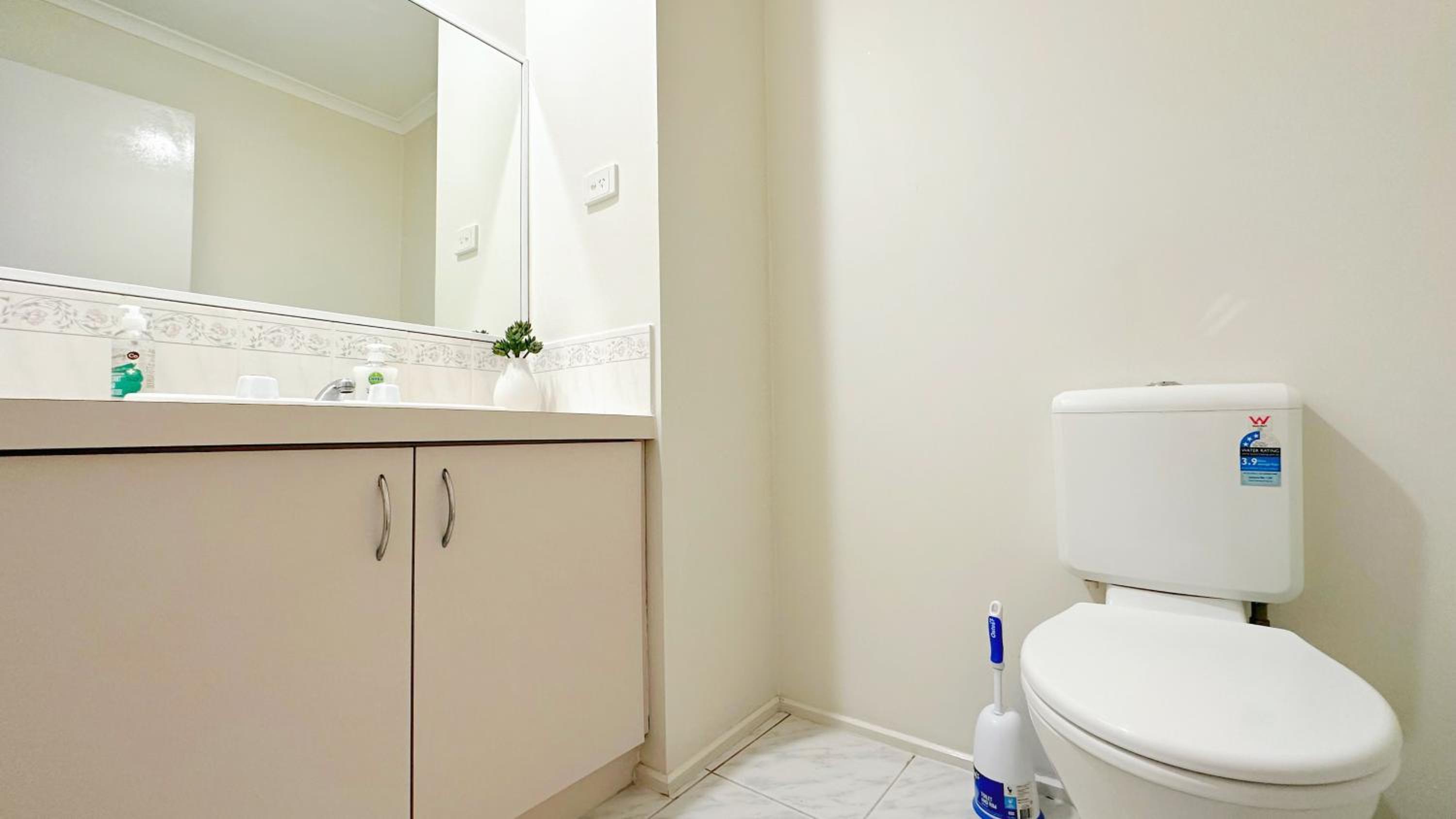 Near Airport and Easy to Melbourne CBD by GoodLive