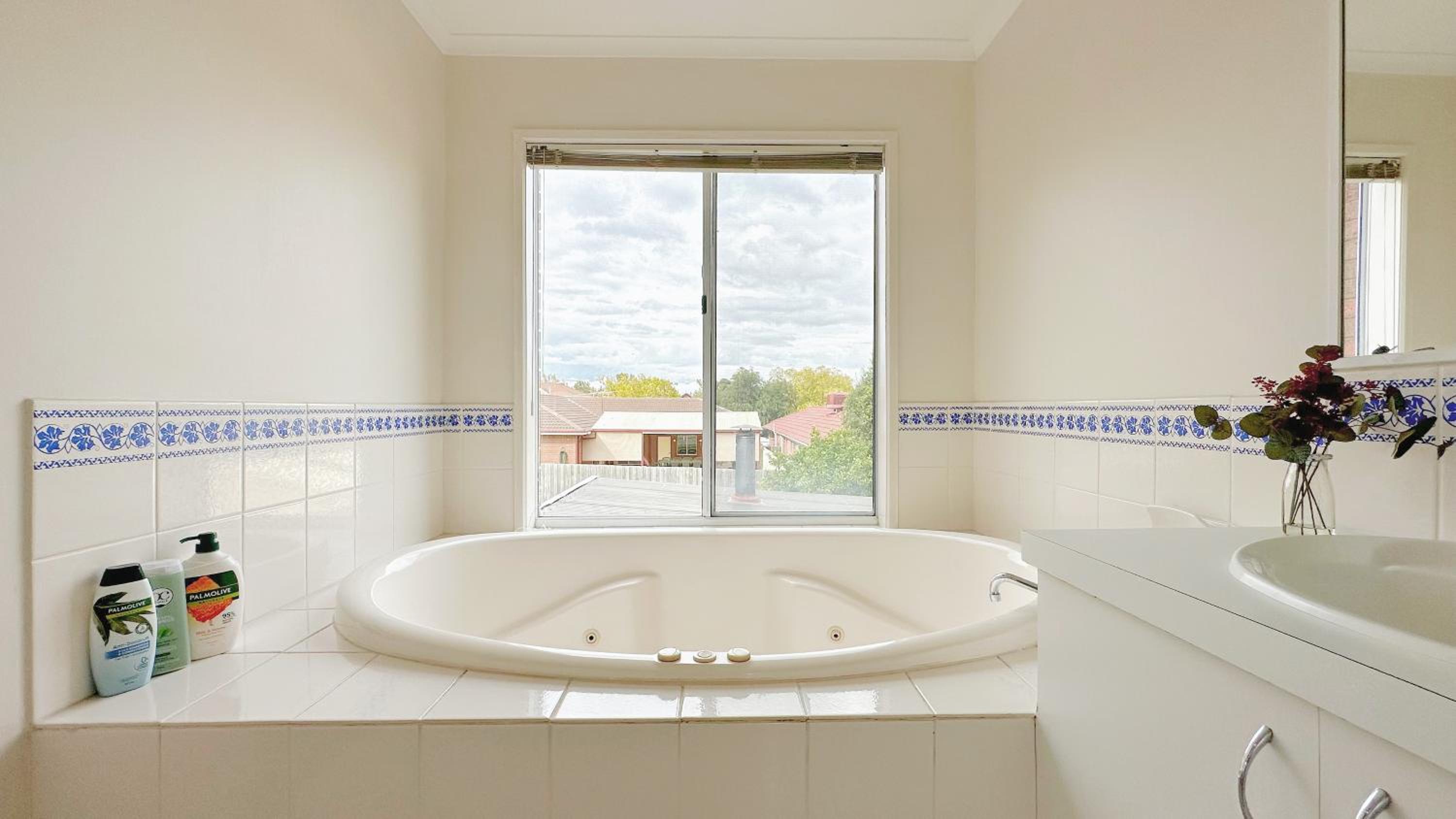 Near Airport and Easy to Melbourne CBD by GoodLive