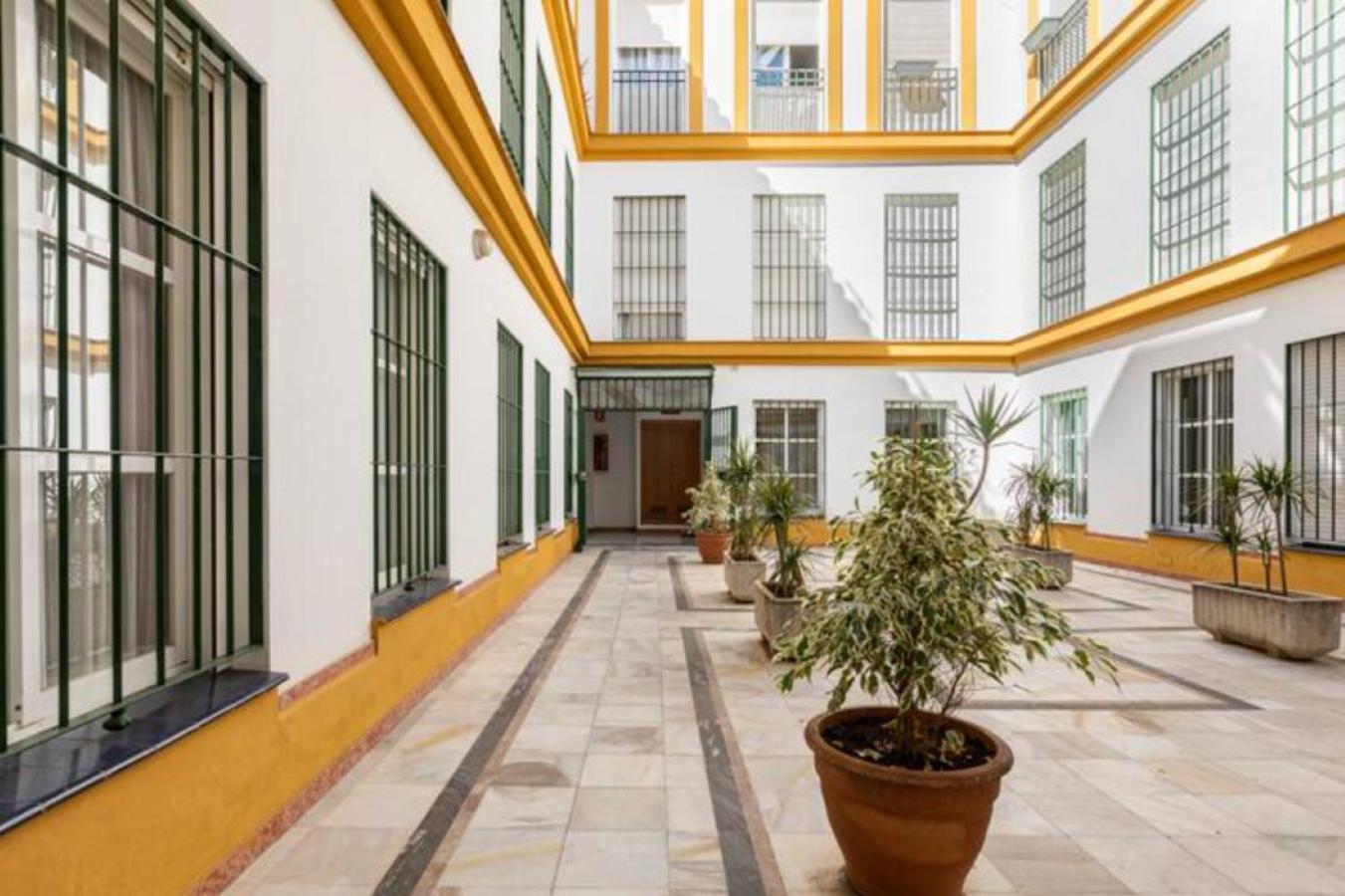 Azahar Metropol Parasol, parking gratis para coches medianos