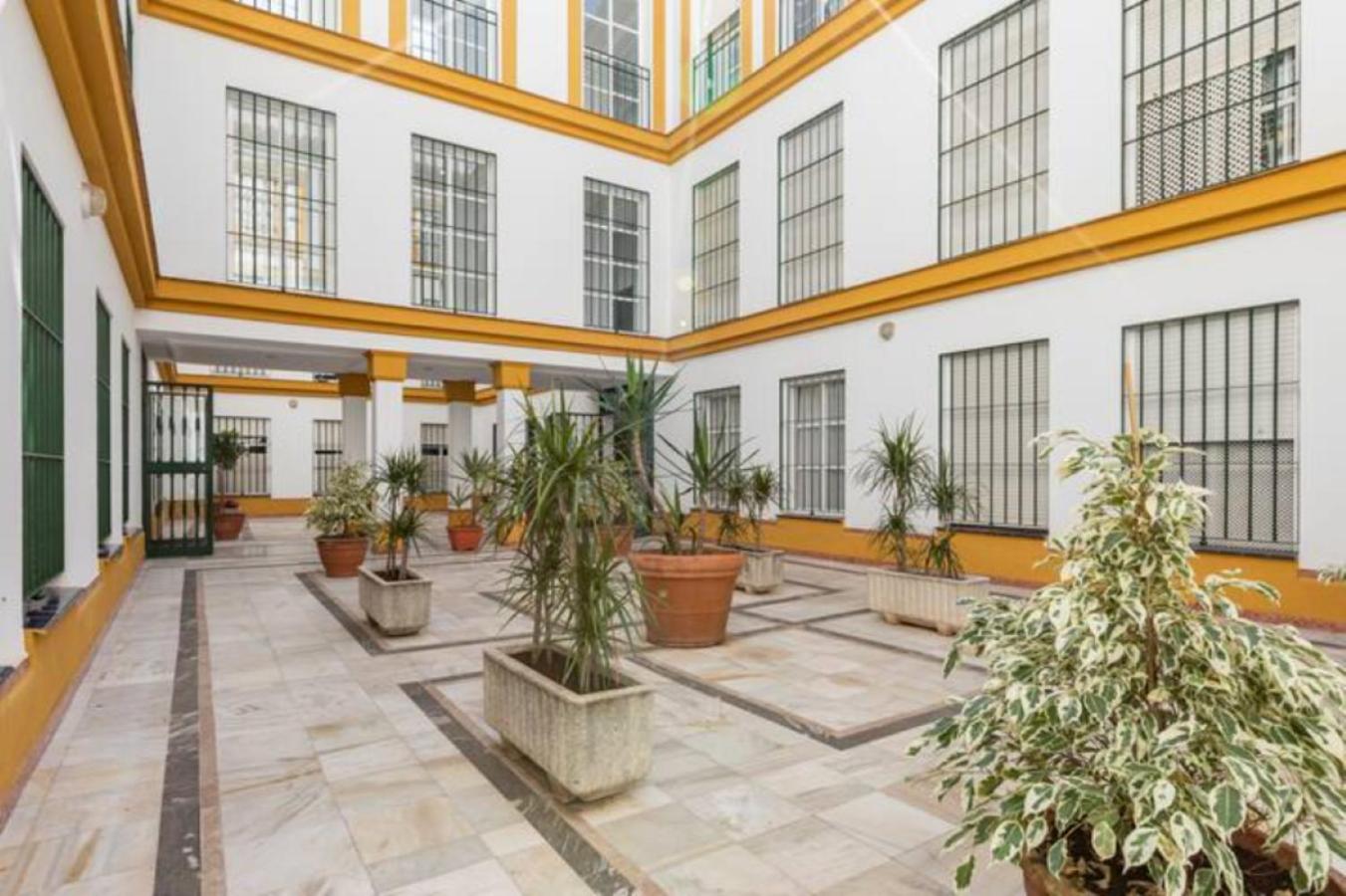 Azahar Metropol Parasol, parking gratis para coches medianos