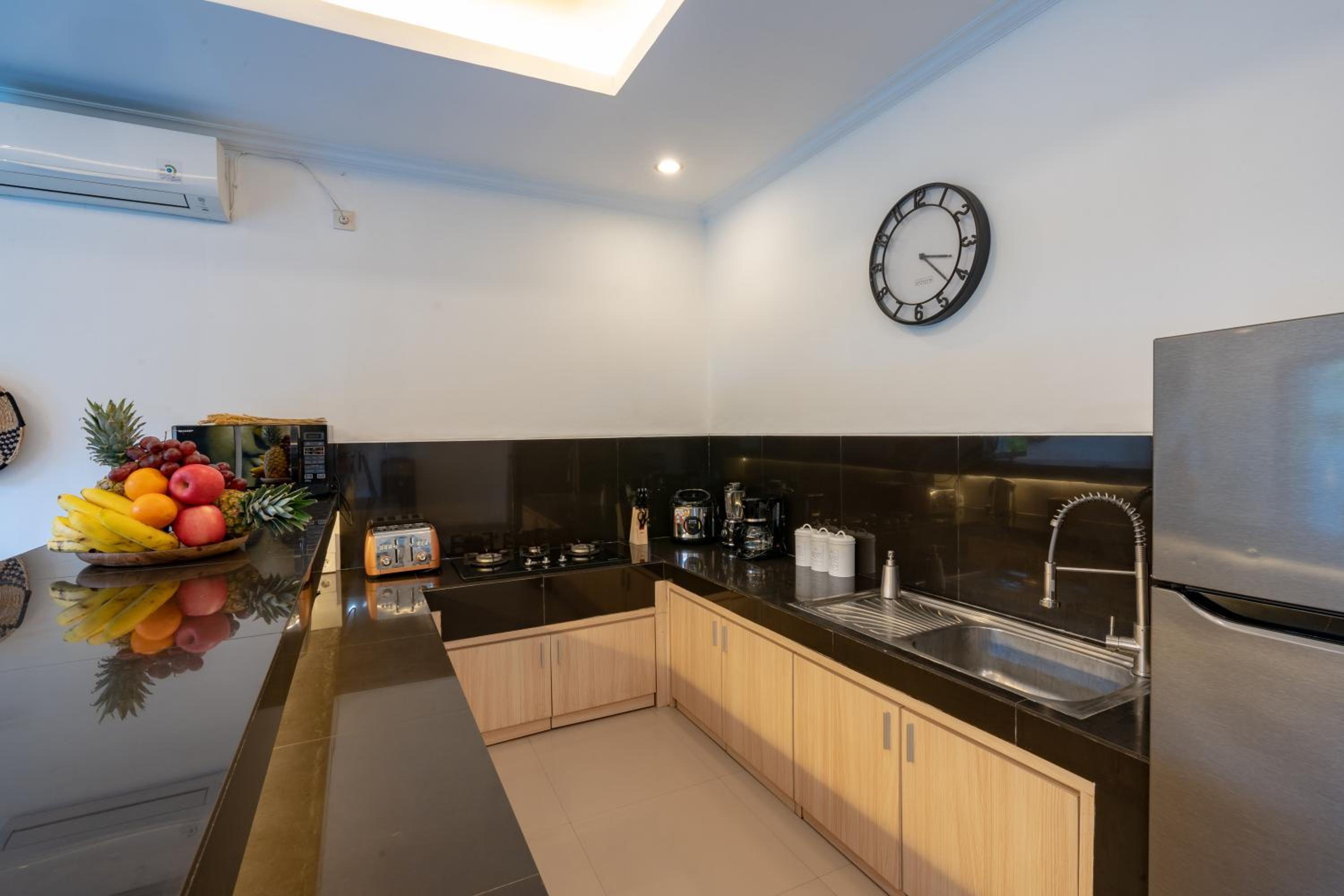 Vast 5bd Villa with Garden and Private Pool 250m to Beach view 5