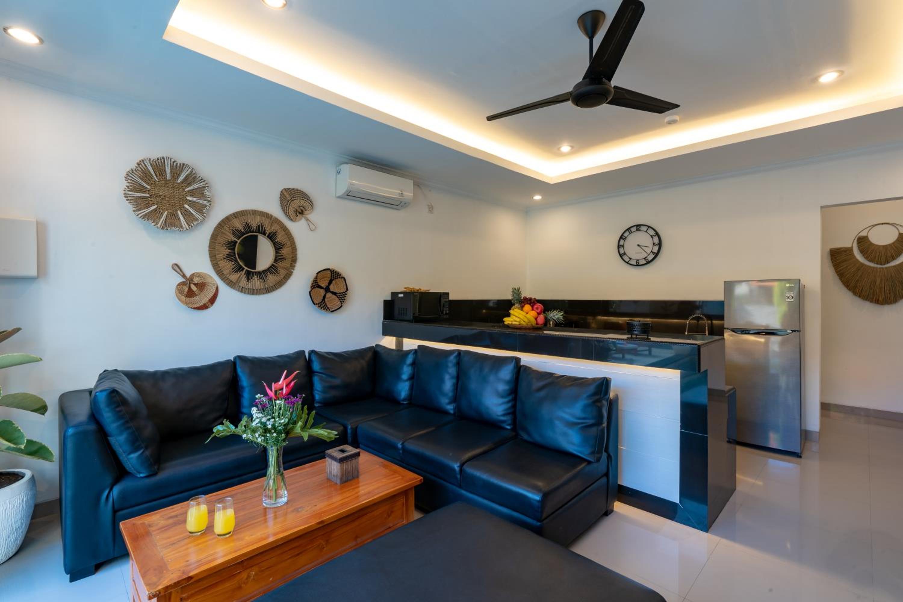 Vast 5bd Villa with Garden and Private Pool 250m to Beach view 4