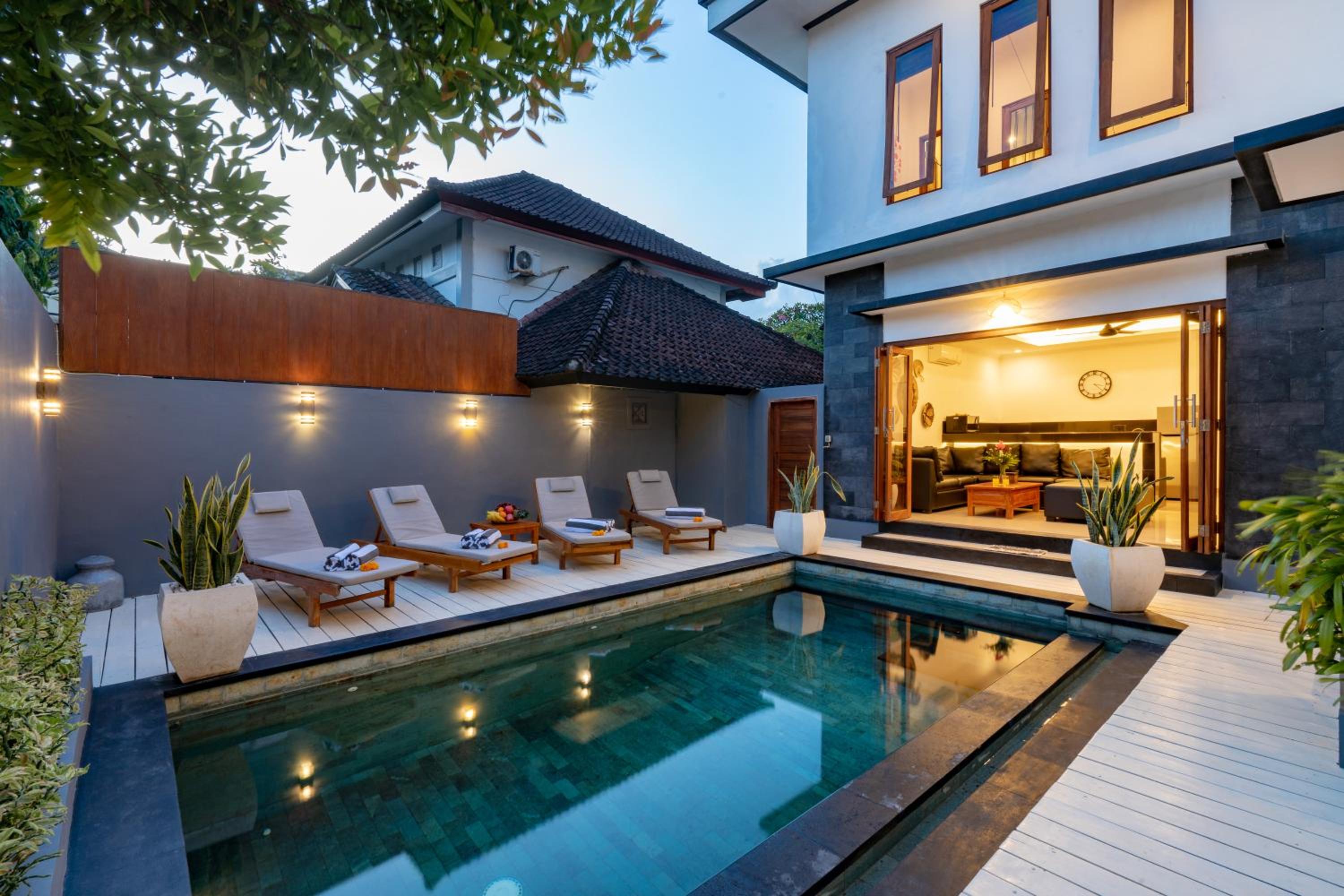 Vast 5bd Villa with Garden and Private Pool 250m to Beach view 2