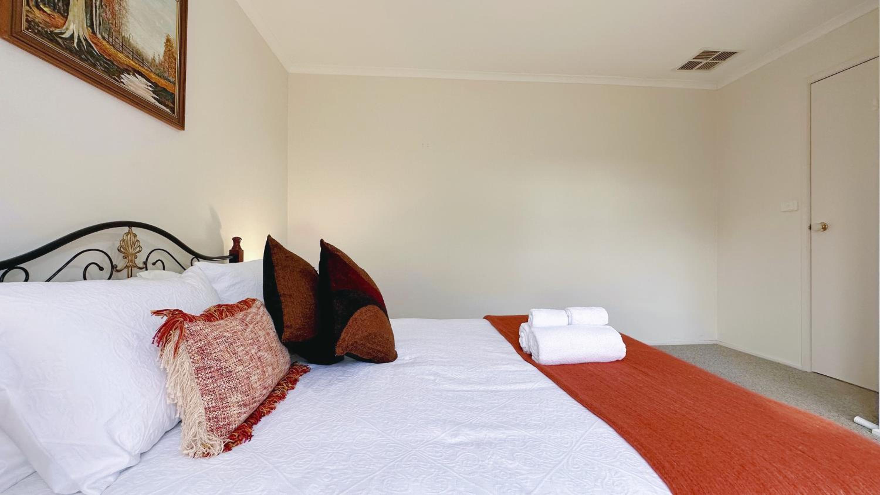 Near Airport and Easy to Melbourne CBD by GoodLive