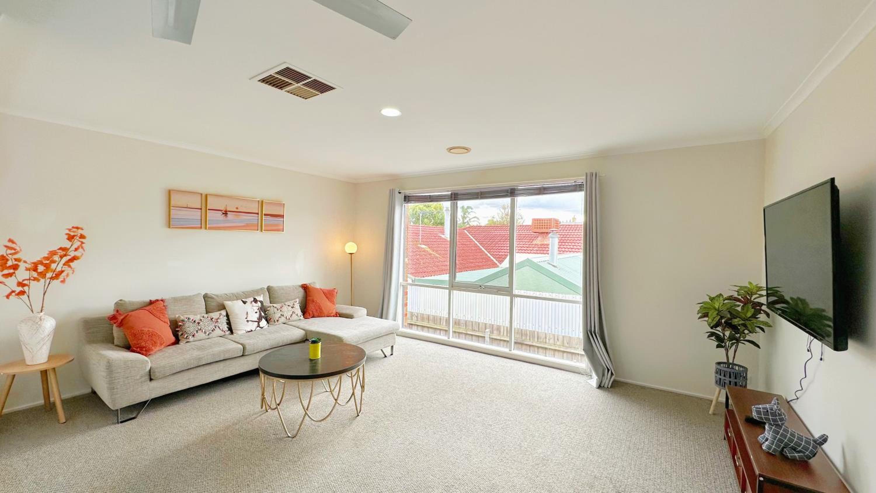 Near Airport and Easy to Melbourne CBD by GoodLive