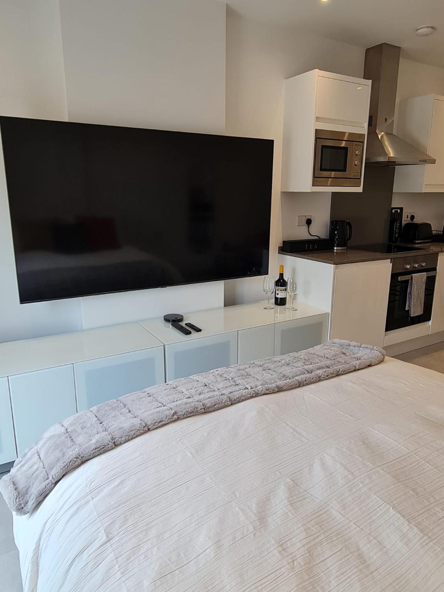 Lovely Central studio king bed view 3