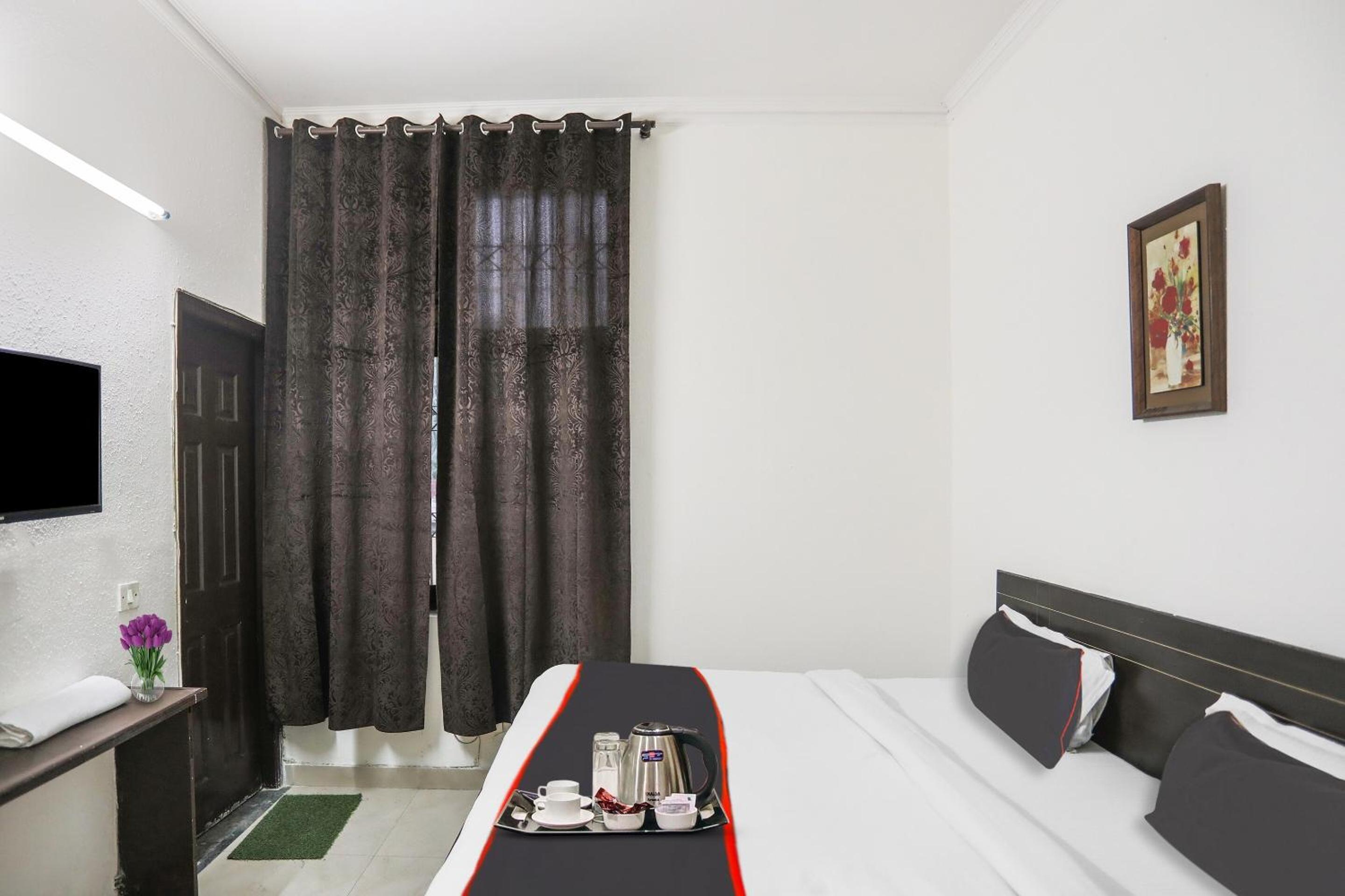 Collection O Metro Inn Homes Near Iskcon Temple Noida view 5