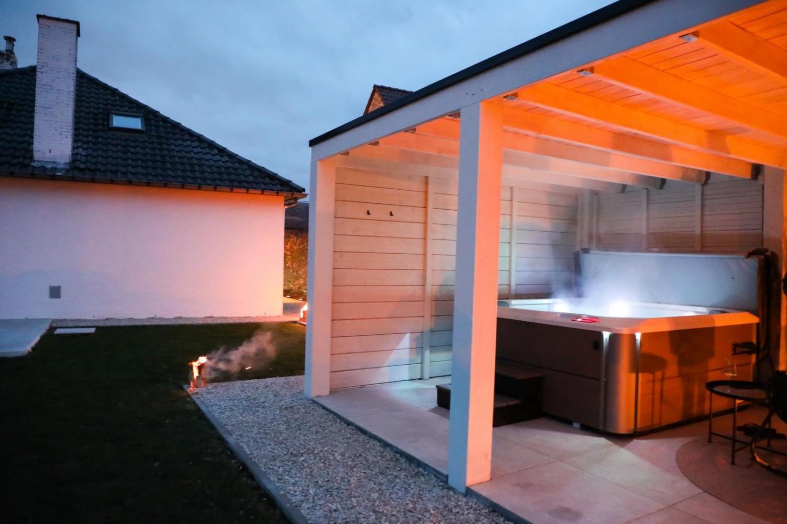 Maison La Belle Cosy 2-bedroom house with jacuzzi & airco