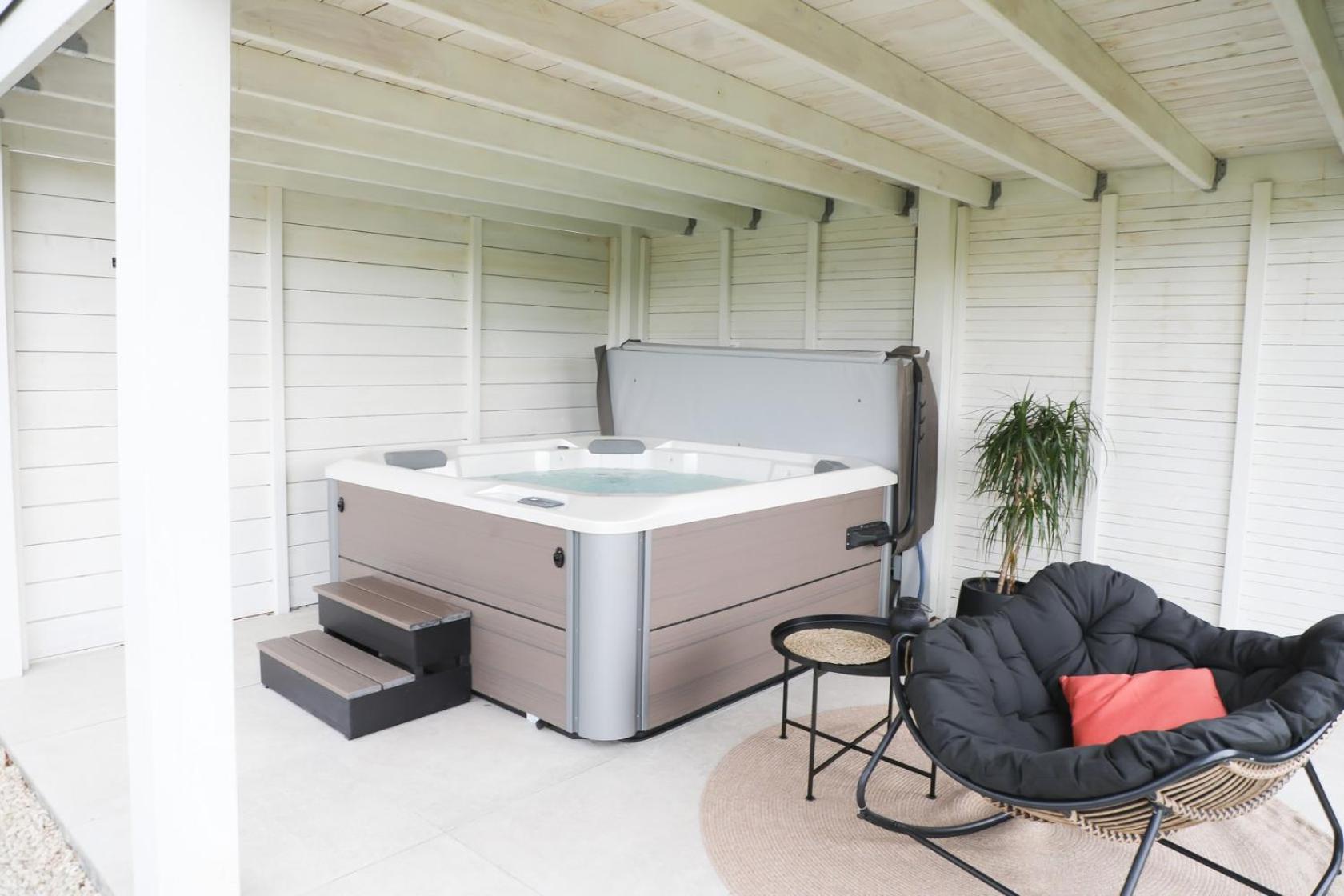 Maison La Belle Cosy 2-bedroom house with jacuzzi & airco