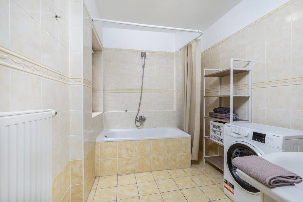 Venus Apartments - Opera II view 4