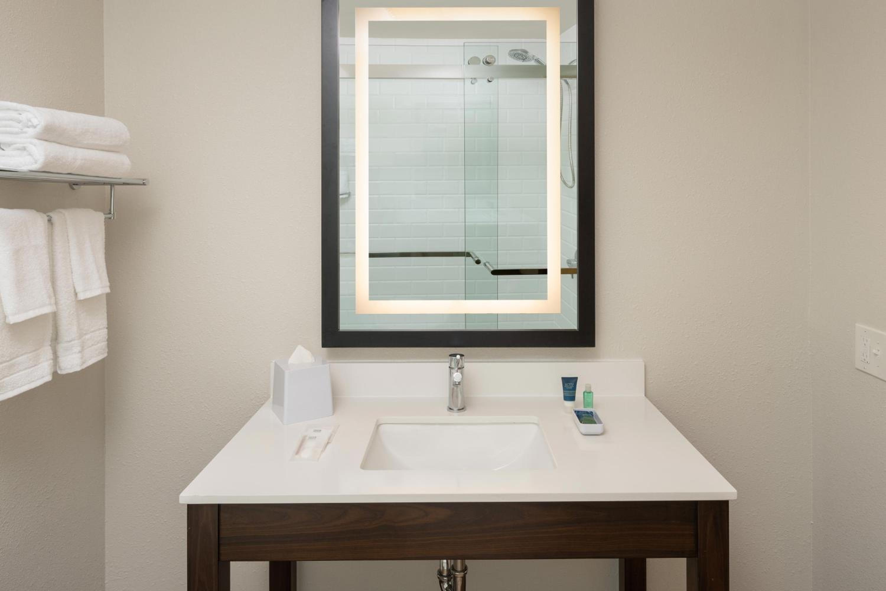 Schaumburg Vacations - Four Points by Sheraton Chicago Schaumburg - Property Image 1