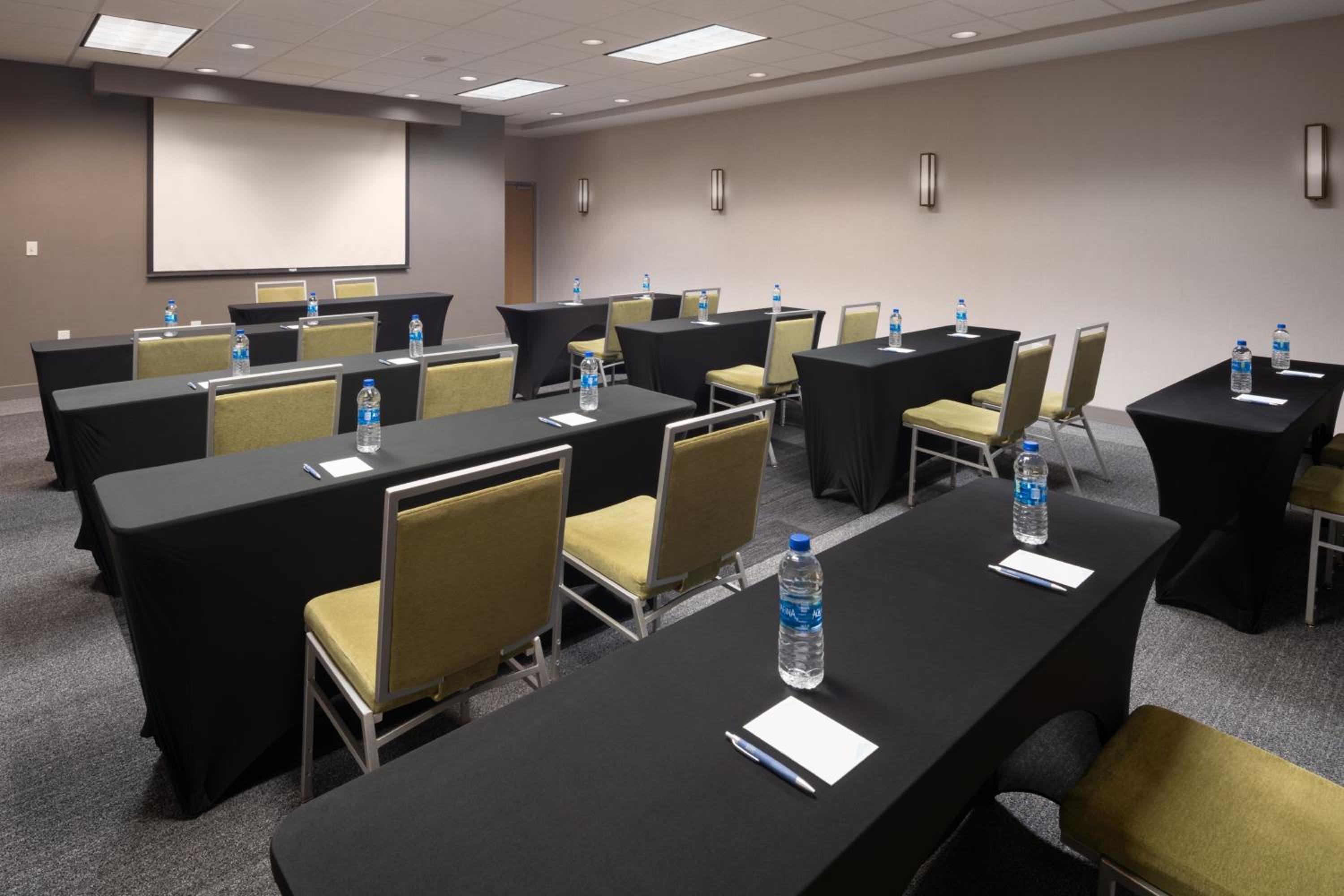 Schaumburg Vacations - Four Points by Sheraton Chicago Schaumburg - Property Image 2