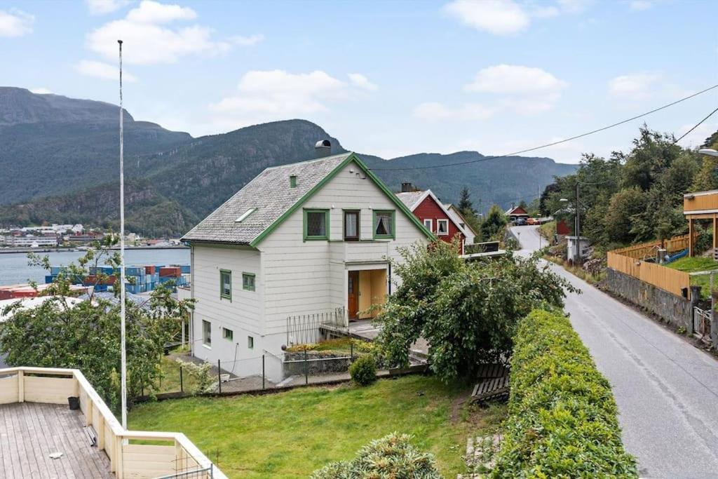 Stor enebolig i Svelgen sentrum med sjøutsikt! view 3