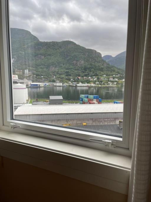 Stor enebolig i Svelgen sentrum med sjøutsikt! view 5