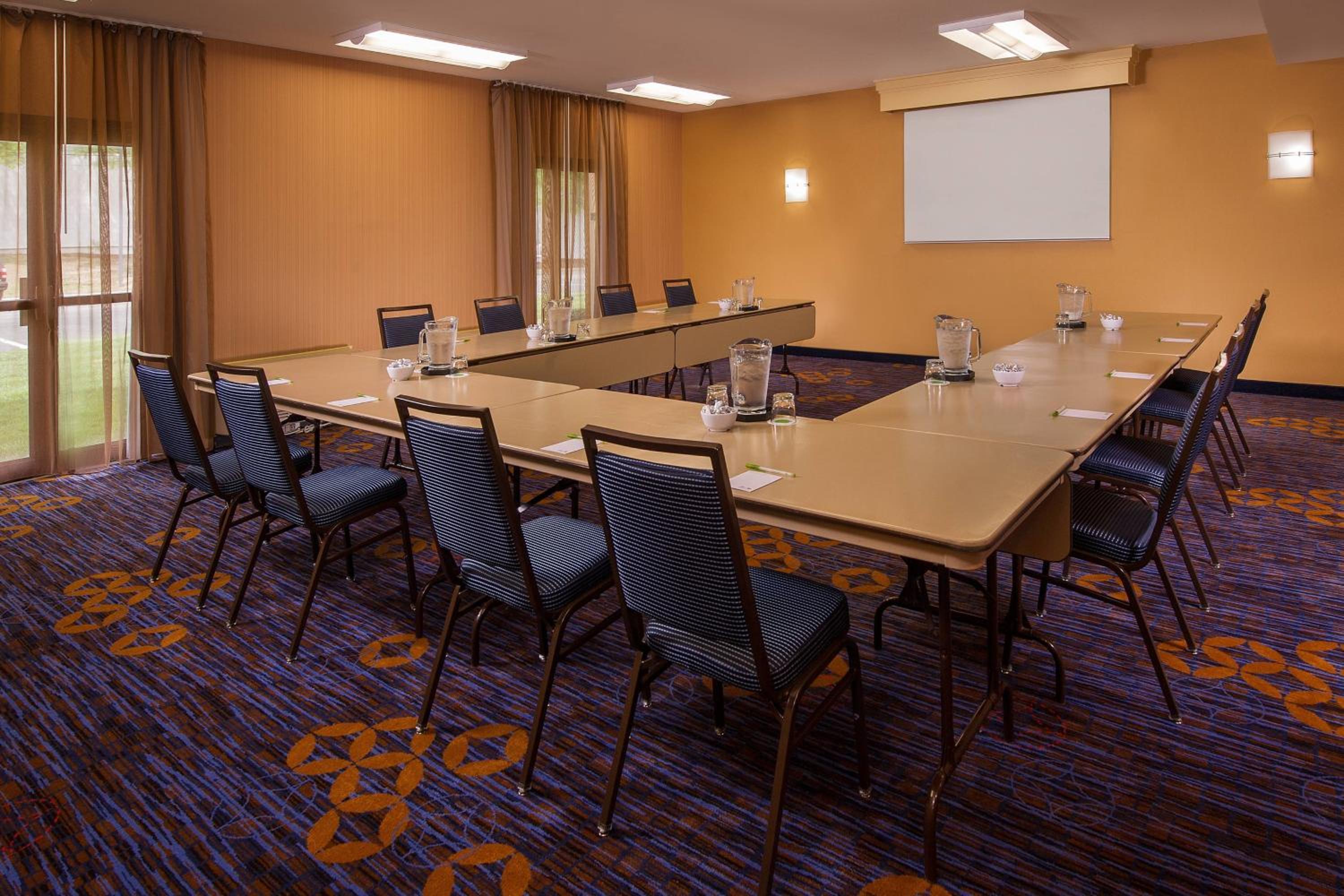 Richmond Vacations - Courtyard by Marriott Richmond West - Property Image 2