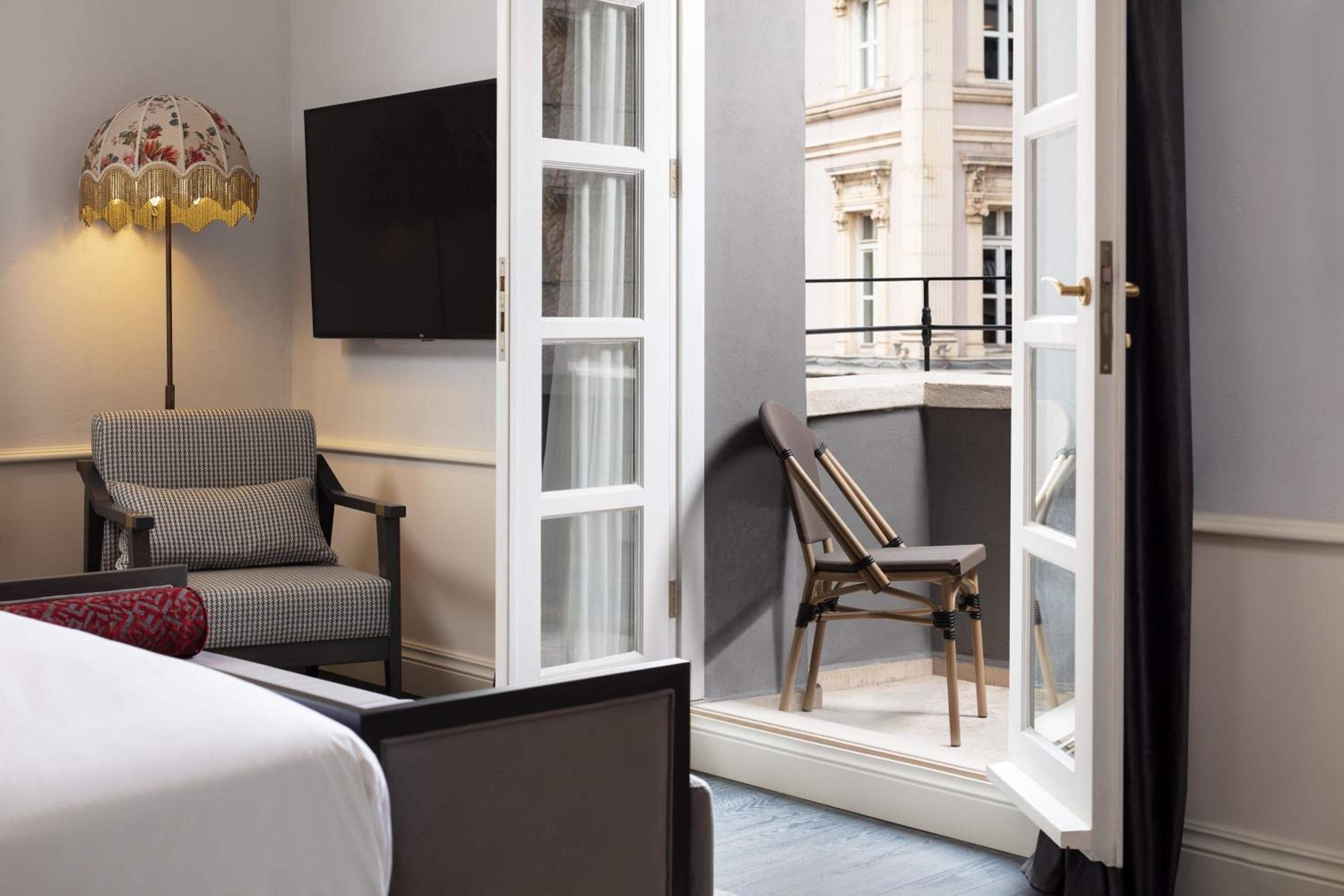 Adahan DeCamondo Pera, Autograph Collection - Image 35