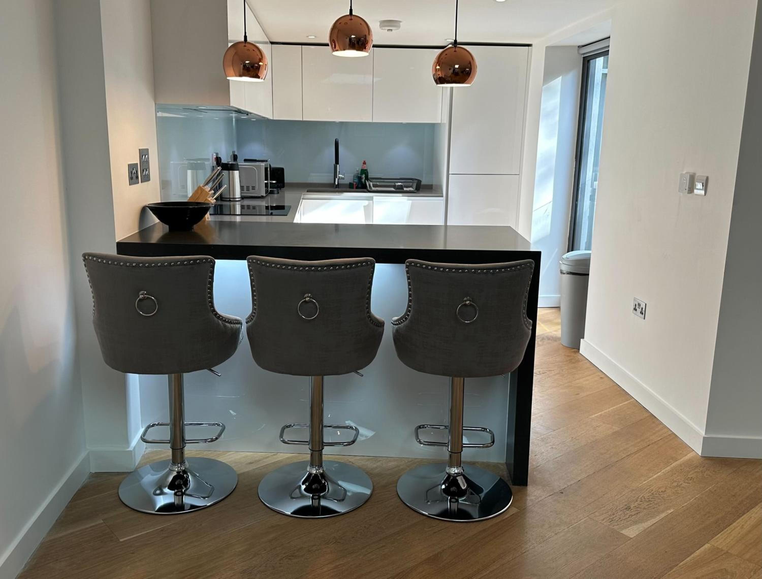 JOIVY Stylish 3 bed, 3 bath house with private courtyard in Chelsea
