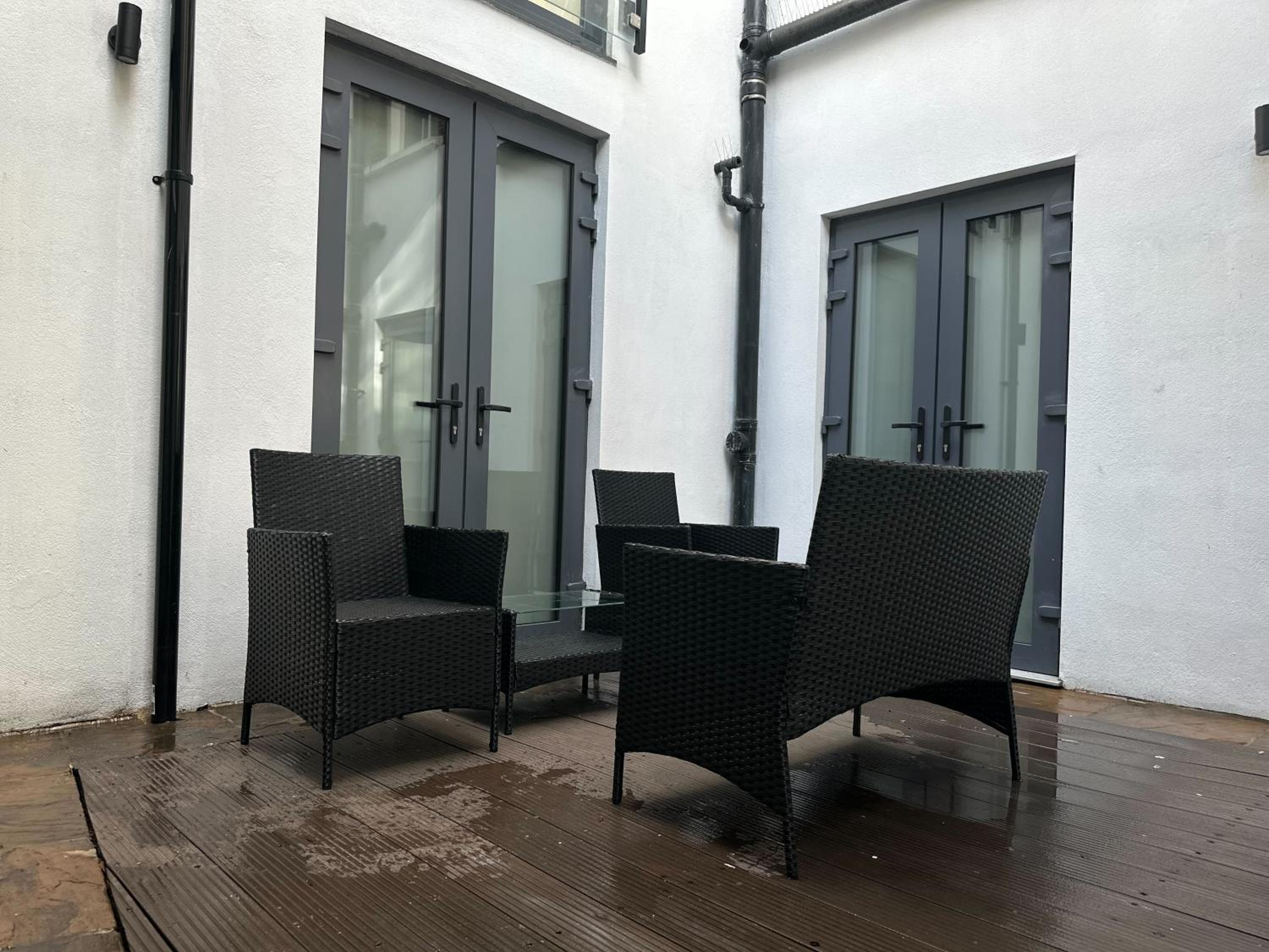 JOIVY Stylish 3 bed, 3 bath house with private courtyard in Chelsea