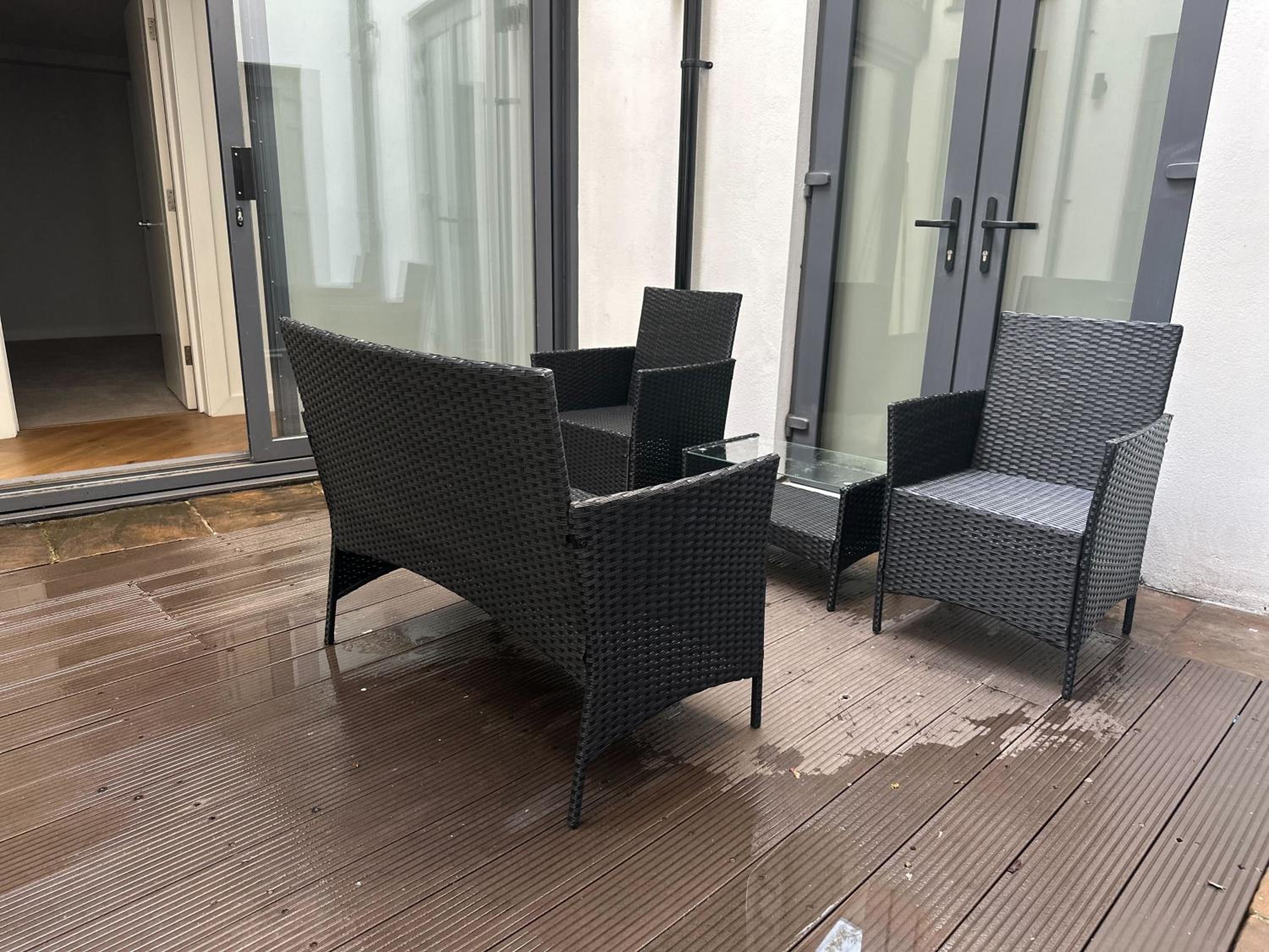 JOIVY Stylish 3 bed, 3 bath house with private courtyard in Chelsea