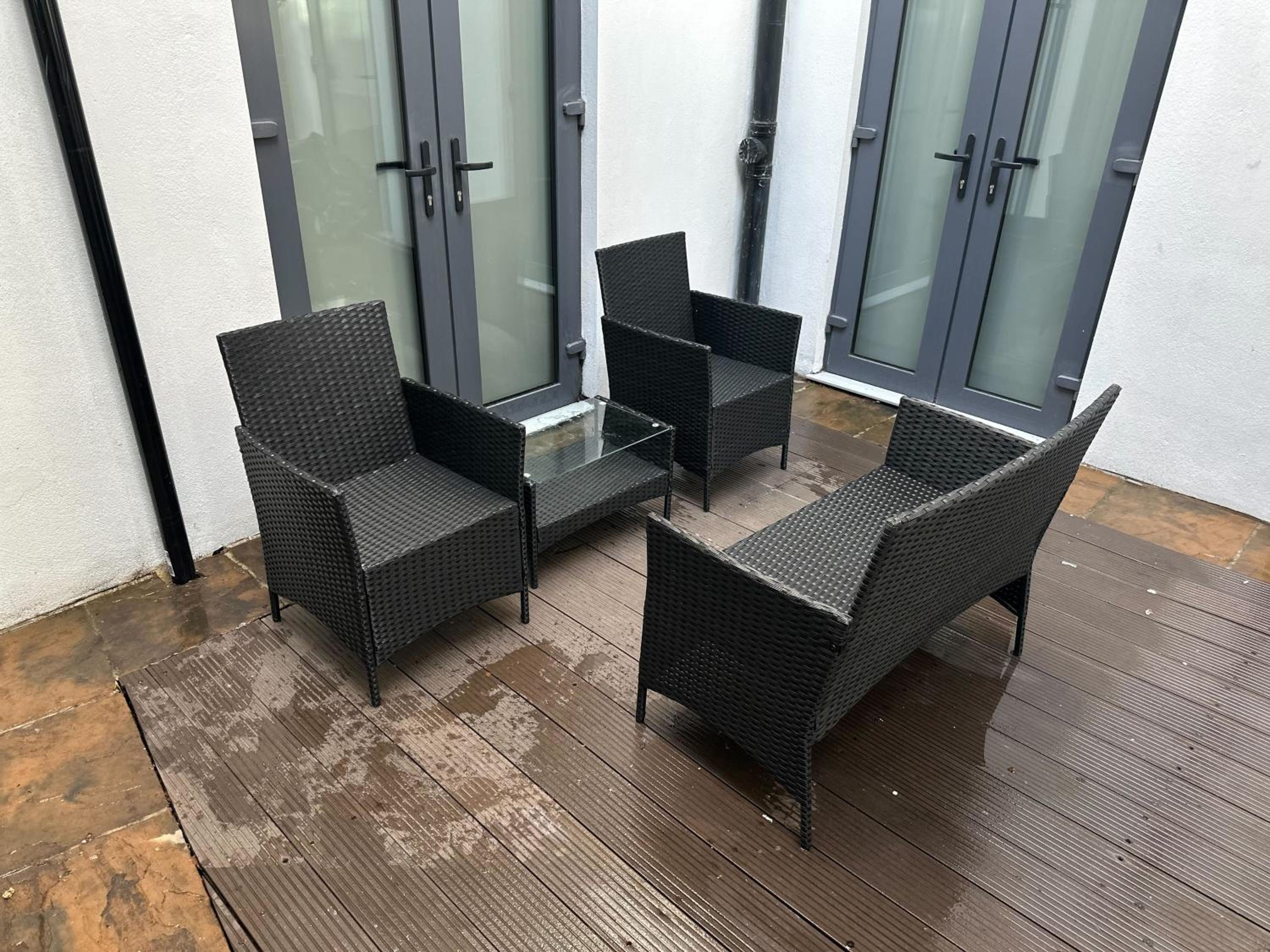 JOIVY Stylish 3 bed, 3 bath house with private courtyard in Chelsea