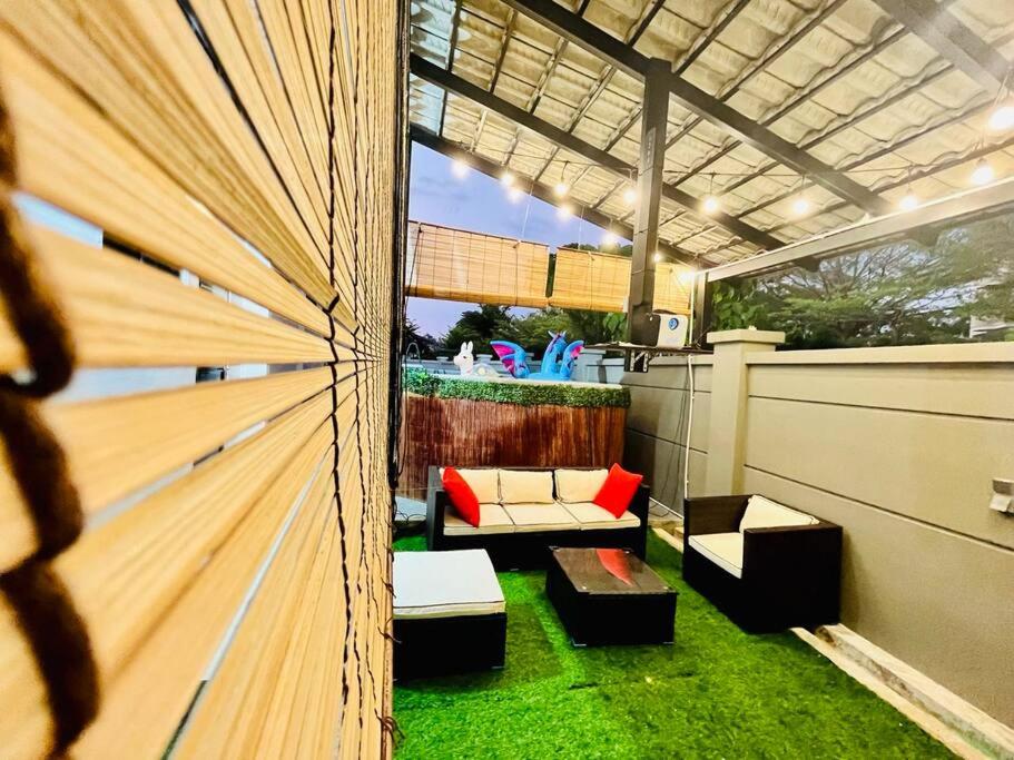 Cozy Family Escape by StayCo - Pool, KTV, Outdoor Cinema & JACUZZI - Just 2 mins to Beach