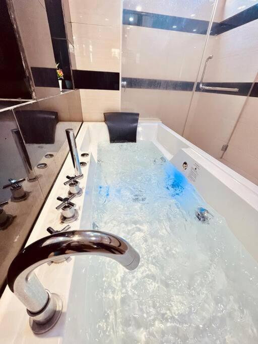 Cozy Family Escape by StayCo - Pool, KTV, Outdoor Cinema & JACUZZI - Just 2 mins to Beach photo 7