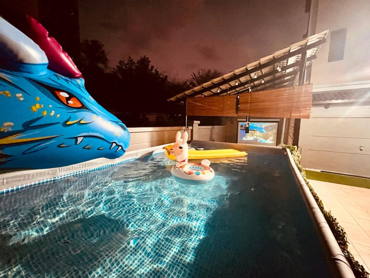 Cozy Family Escape by StayCo - Pool, KTV, Outdoor Cinema & JACUZZI - Just 2 mins to Beach photo 2