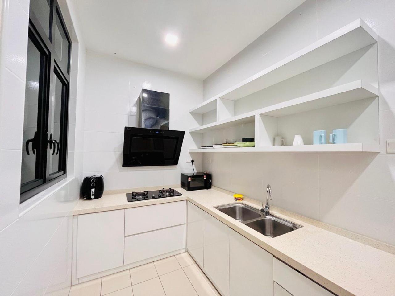 Cozy Family Escape by StayCo - Pool, KTV, Outdoor Cinema & JACUZZI - Just 2 mins to Beach