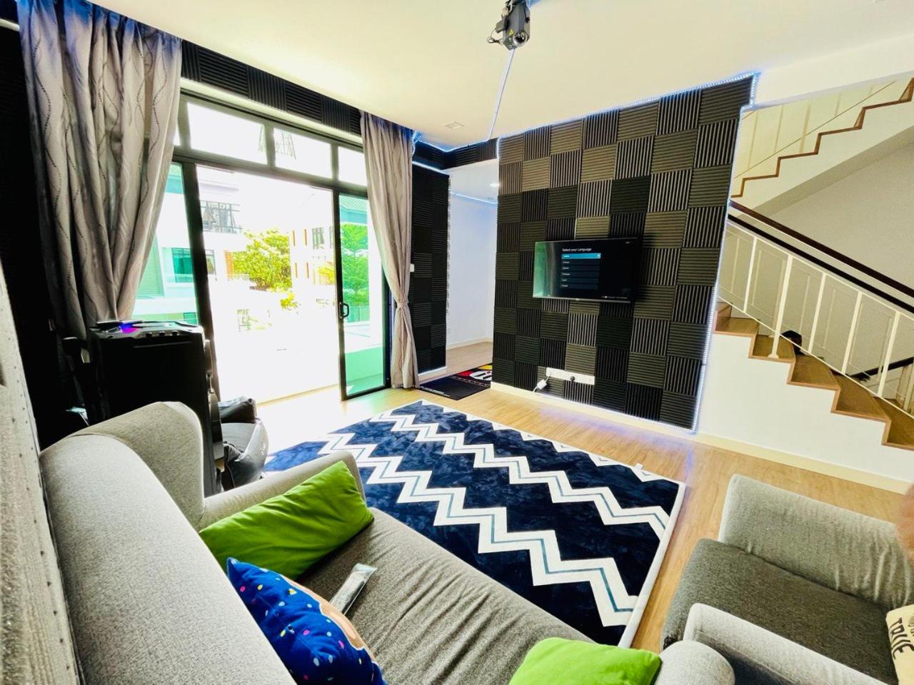 Cozy Family Escape by StayCo - Pool, KTV, Outdoor Cinema & JACUZZI - Just 2 mins to Beach