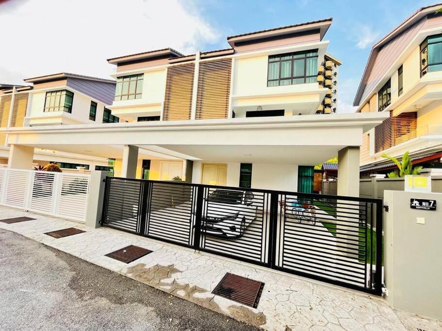 Cozy Family Escape by StayCo - Pool, KTV, Outdoor Cinema & JACUZZI - Just 2 mins to Beach photo 6