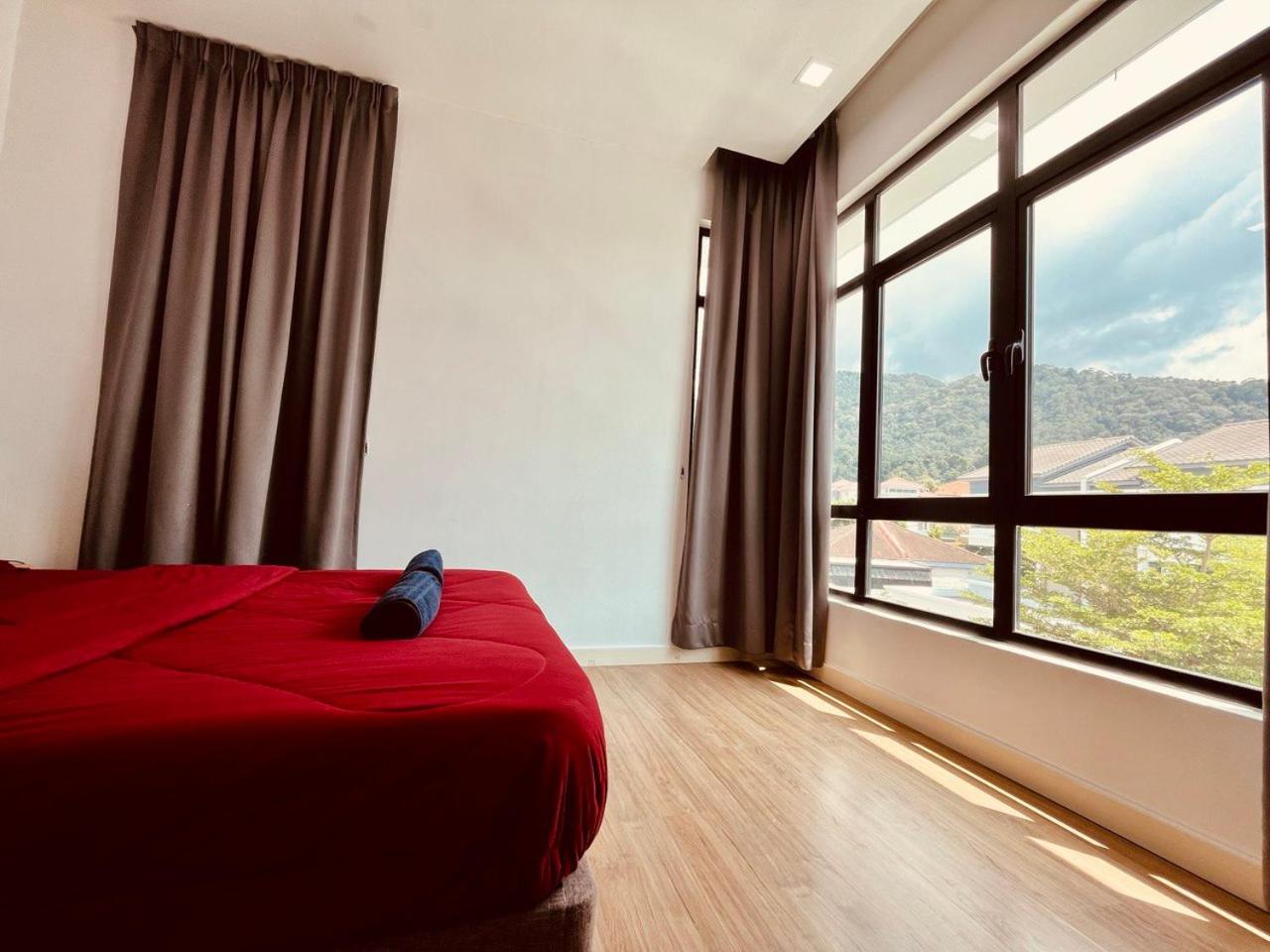 Cozy Family Escape by StayCo - Pool, KTV, Outdoor Cinema & JACUZZI - Just 2 mins to Beach