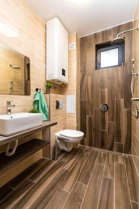 Brand New Modern 1BR Apartment with Private Parking included