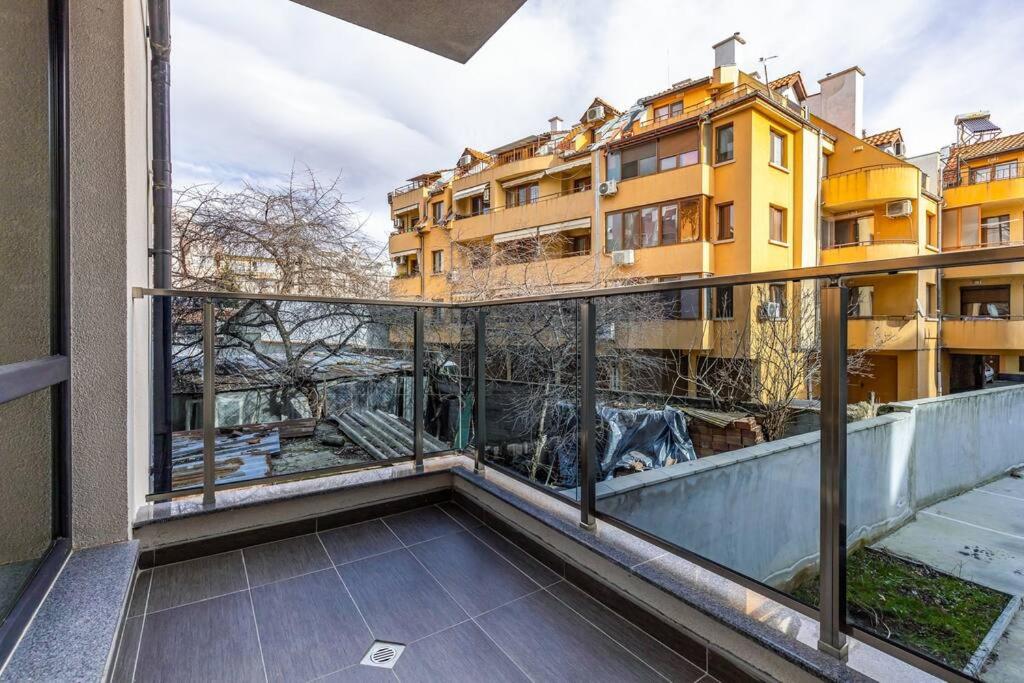 Brand New Modern 1BR Apartment with Private Parking included