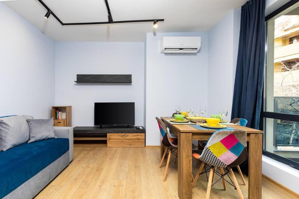 Brand New Modern 1BR Apartment with Private Parking included