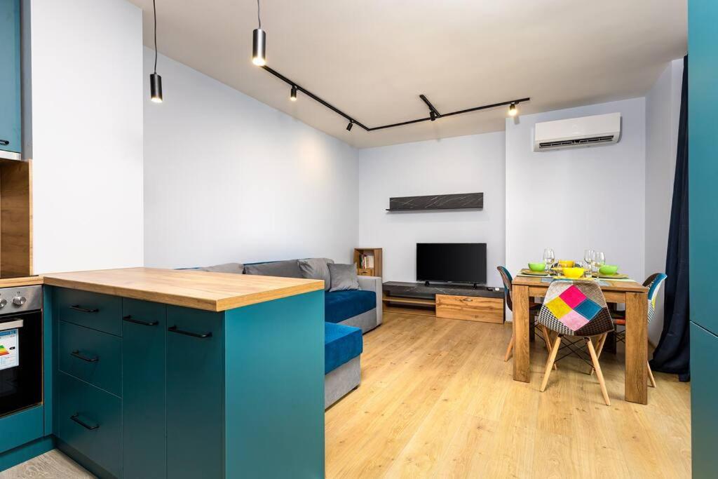 Brand New Modern 1BR Apartment with Private Parking included