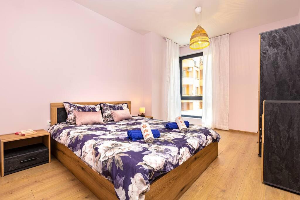 Brand New Modern 1BR Apartment with Private Parking included