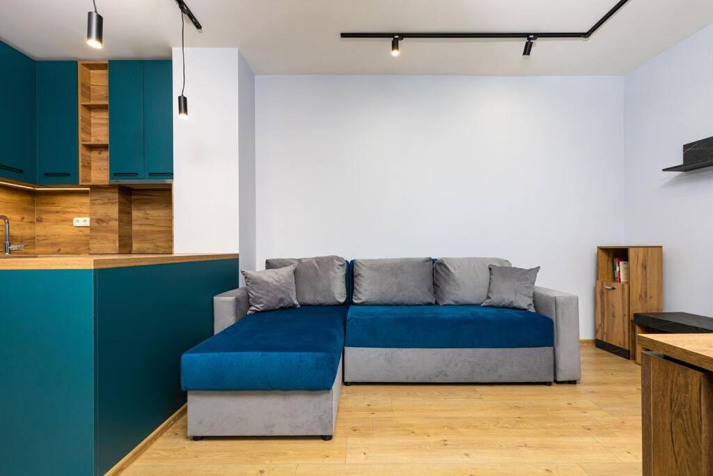 Brand New Modern 1BR Apartment with Private Parking included
