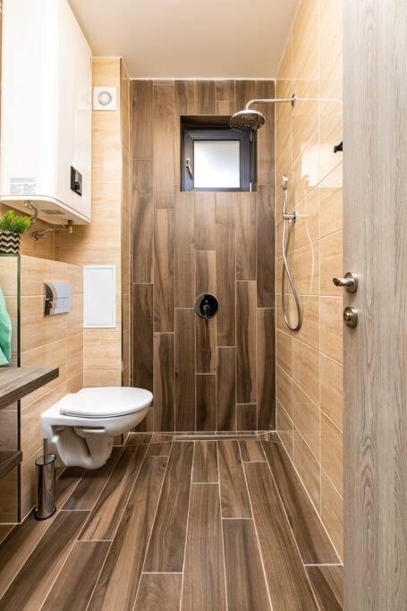 Brand New Modern 1BR Apartment with Private Parking included