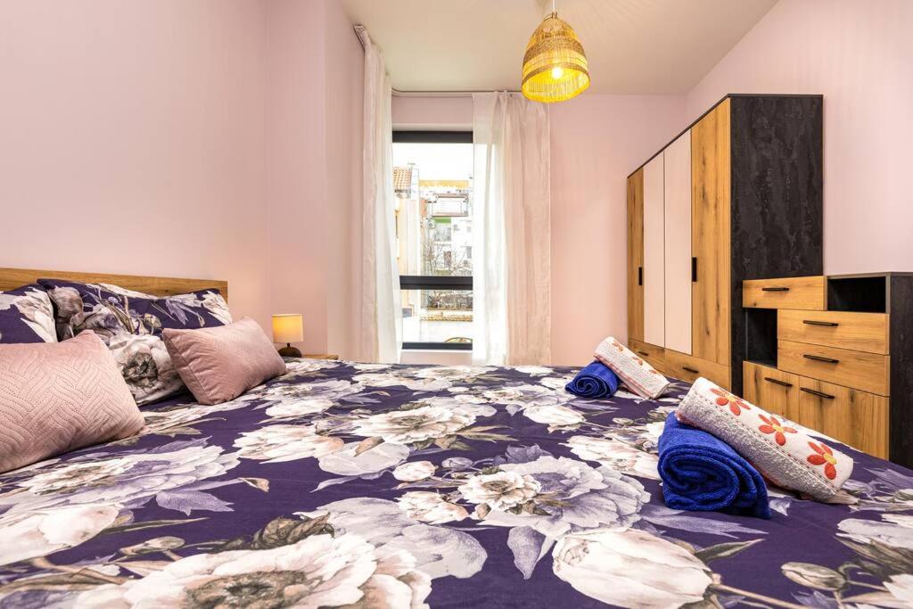 Brand New Modern 1BR Apartment with Private Parking included