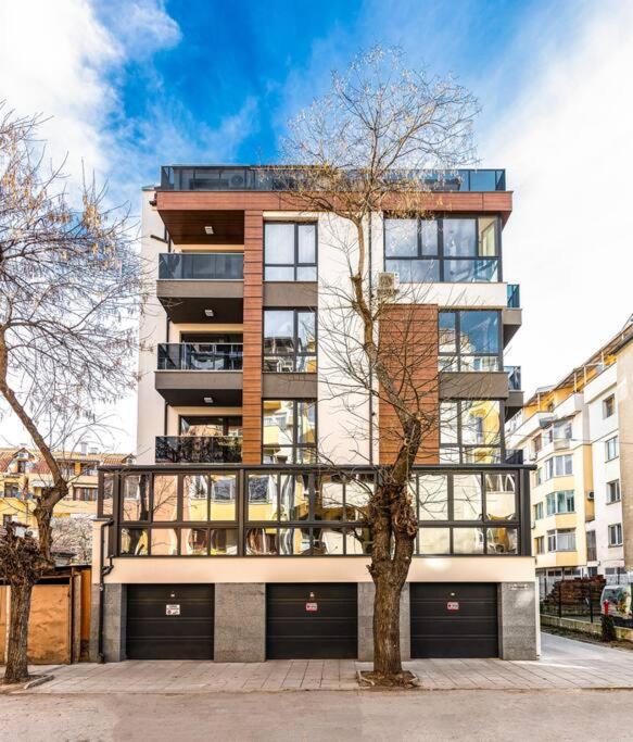 Brand New Modern 1BR Apartment with Private Parking included