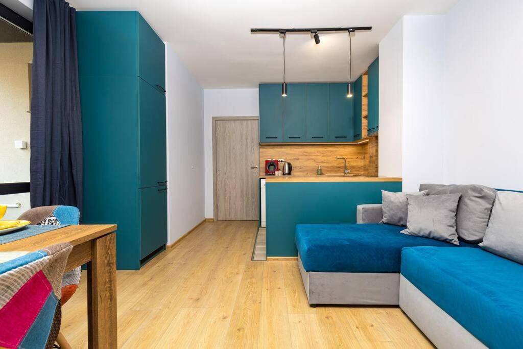 Brand New Modern 1BR Apartment with Private Parking included