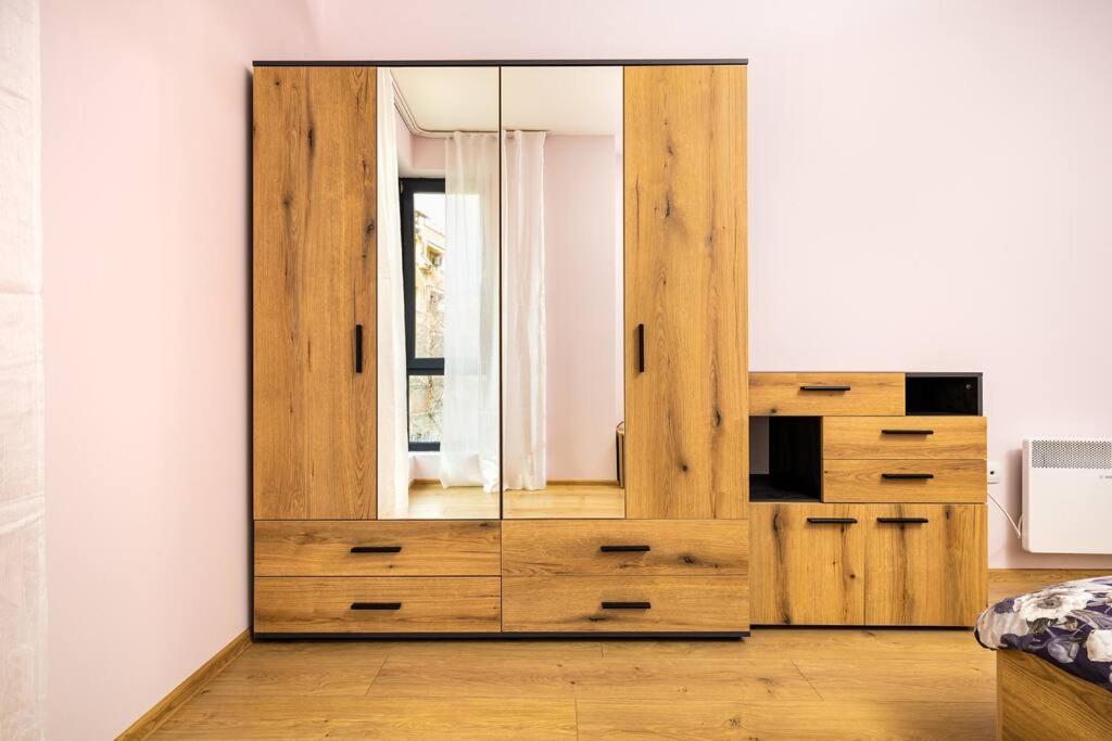 Brand New Modern 1BR Apartment with Private Parking included