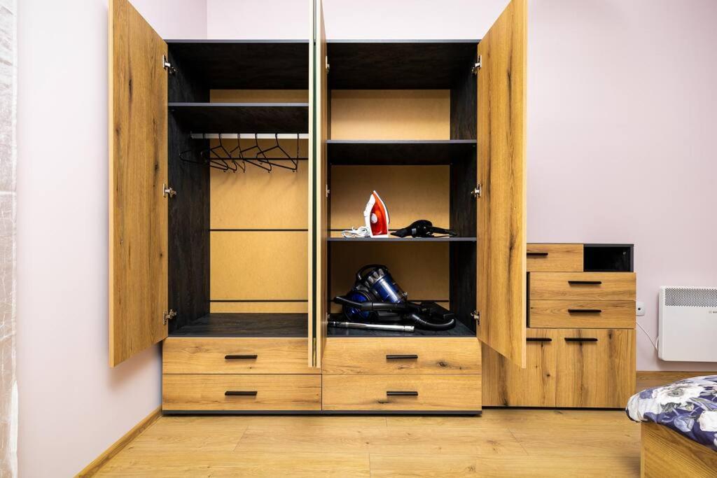 Brand New Modern 1BR Apartment with Private Parking included