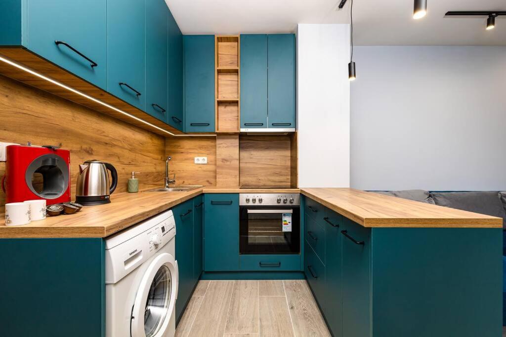 Brand New Modern 1BR Apartment with Private Parking included