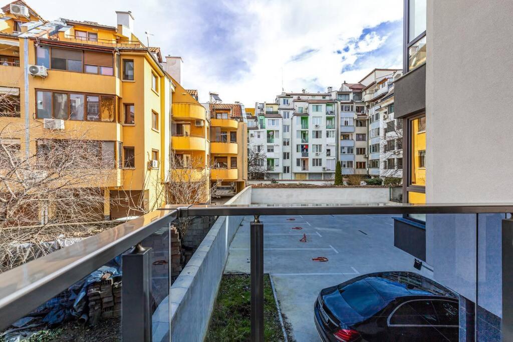 Brand New Modern 1BR Apartment with Private Parking included