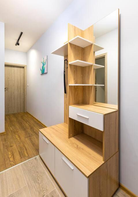 Brand New Modern 1BR Apartment with Private Parking included