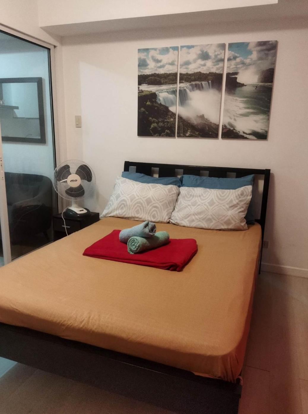 Room at SM Bicutan with Balcony view 3