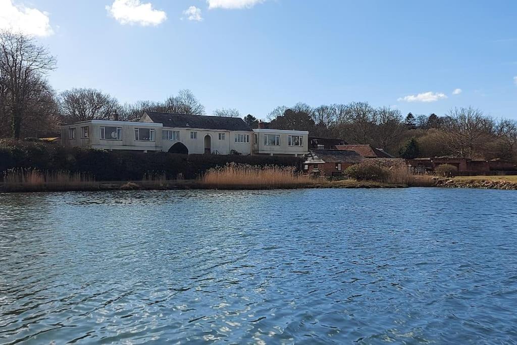 Brooklands Farm Hamble River Apartment with river frontage and garden view 5