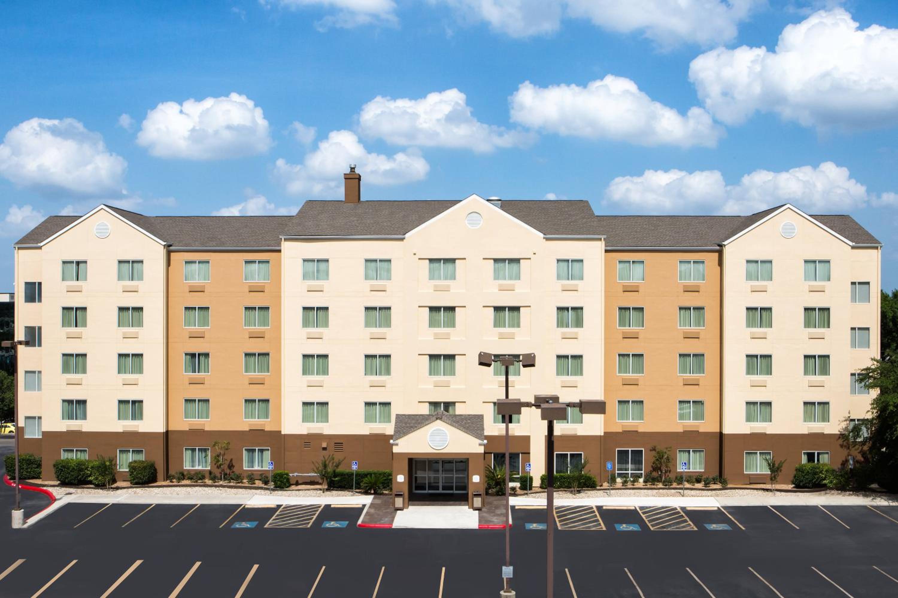 Hotel Fairfield Inn & Suites by Marriott San Antonio Airport/North Star Mall - Image 1