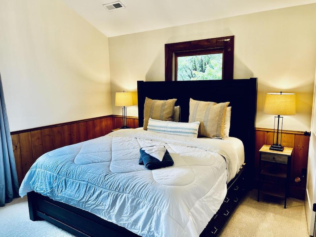 5500 sf cabin 6 king 2 queen beds heated pool spa game room mountain views view 4